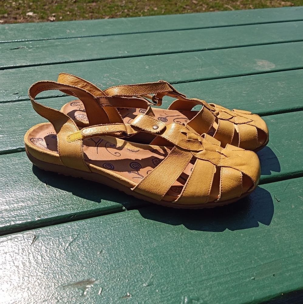 Bare Traps Yellow Leather Sandals sz 11